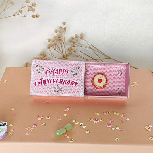 Anniversary Gifts With Miniature Cake
